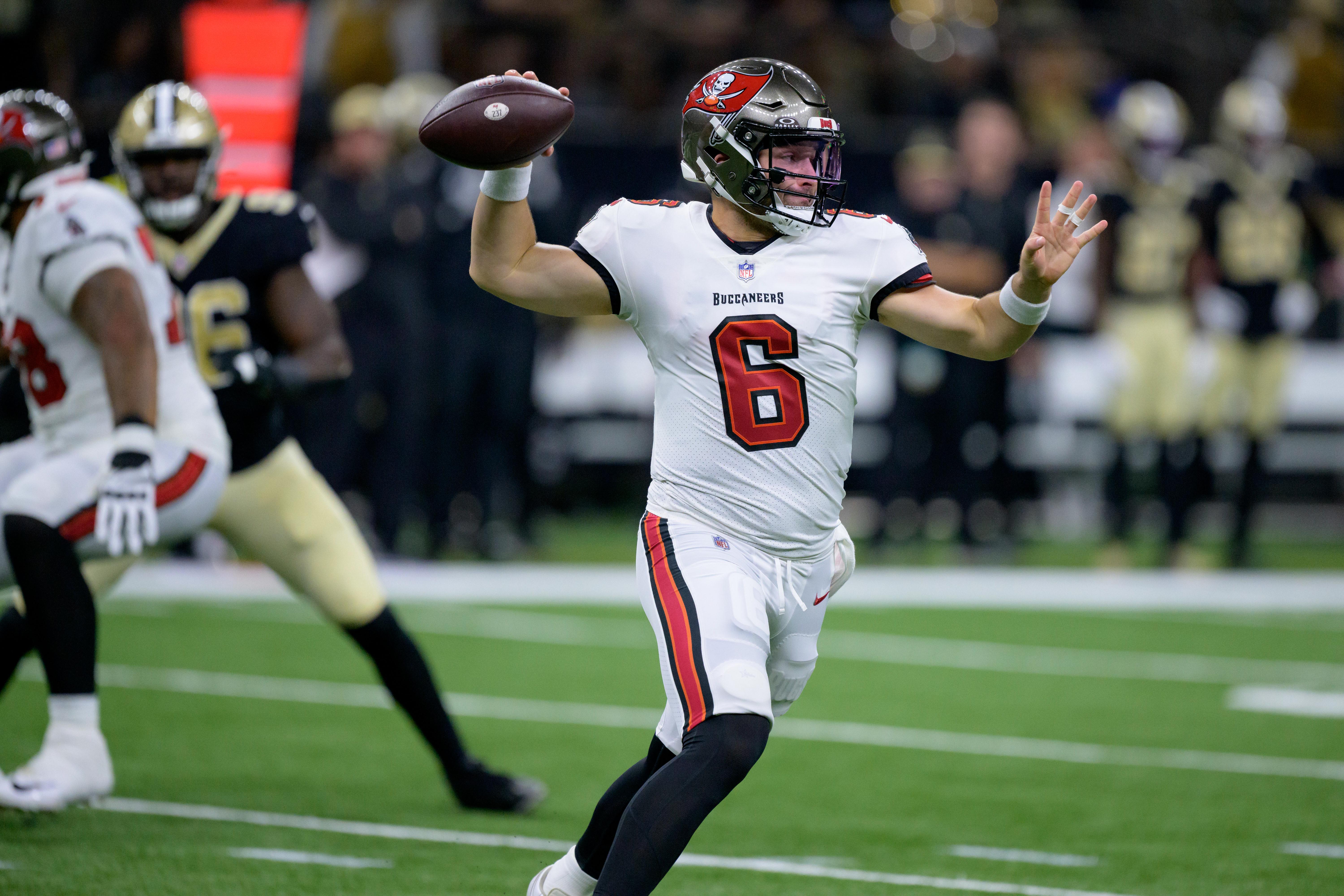 Baker Mayfield throws the ball